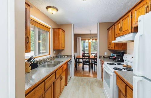 Jasper East Cabin | #140 Three Bedroom Chalet