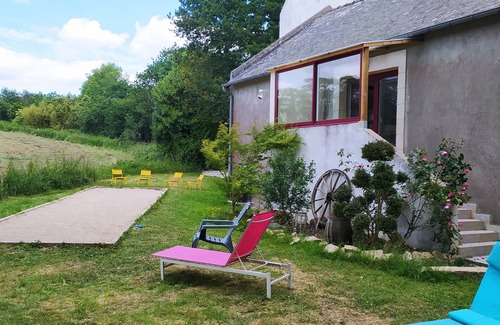 Ploneour-Lanvern Apartment | 14T cosy apartment with garden in former schoolchildren's playground 10 mins from beaches