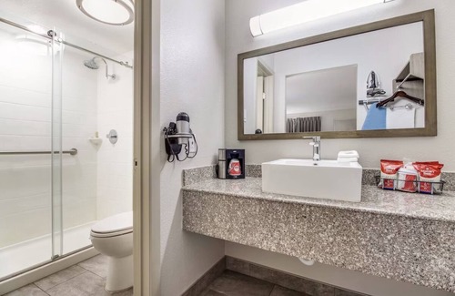 Addison Hotel | 15 Miles Away from Downtown Dallas | Relaxing Couple Stay | Free Parking
