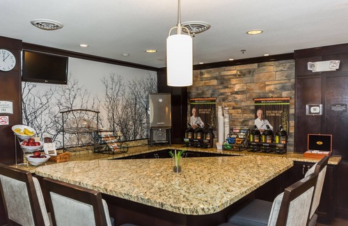 Grand Forks Condo | 15 Min Walk to University of North Dakota. Free Breakfast. Indoor Pool & Hot Tub.