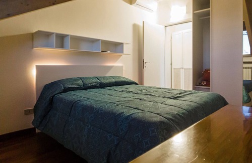 Vittoria Apartment | [15 minutes from the Center] Spacious Attic Room and Terrace