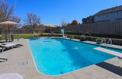 Omaha House | 15 minutes from the College world Series