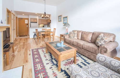 Lakeside Village Apartment | 1546 | Wonderful View, Pool & Spa On Keystone Lake