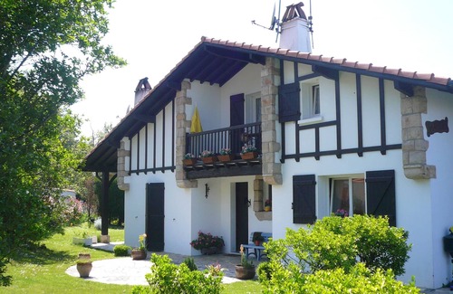 Ciboure Apartment | 15min walk from the beach: Apartment in Basque villa with parking and garden