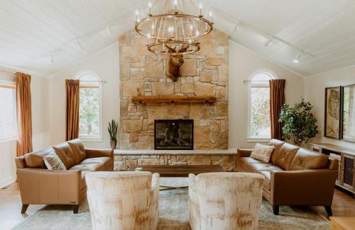 Ava House | 16 Guests | Ponds | Hot Tub | Game Room | Trails in Sarahsville