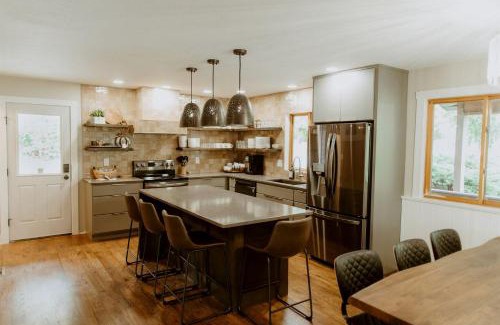 Ava House | 16 Guests | Ponds | Hot Tub | Game Room | Trails in Sarahsville