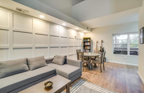 Aurora House | 16 Mi to DIA Townhome with Fireplace in Aurora