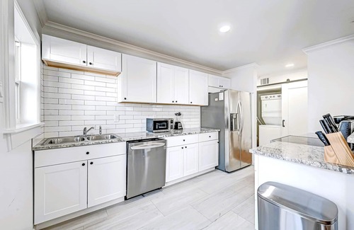 Hyde Park Apartment | 1712 Fairview 2KING/1BA Bottom Apt Duplex Pets Ok!n10 FURNISED APARTMENTS ONSITE