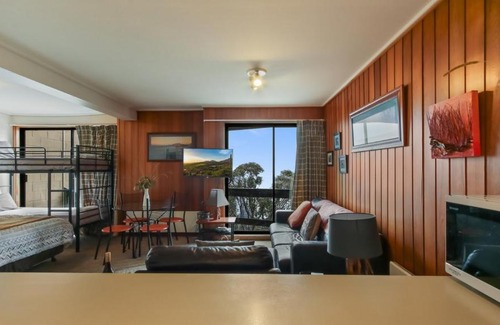 Hotham Heights Apartment | 1750 Hotham 4