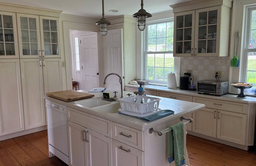 Blue Hill House | 1798 - Spacious - Sleeps 10 on the Ocean