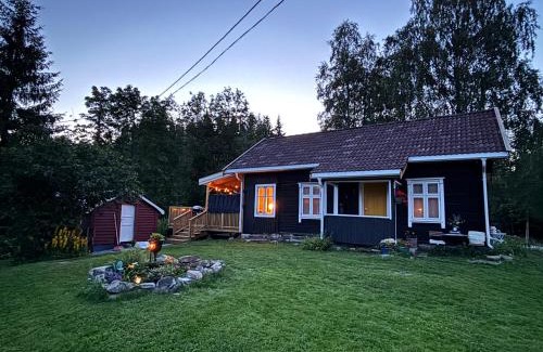 Eidsvoll House | 1850 Old Farmhouse Retreat with jacuzzi and sauna