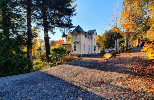 Namur Cottage | 1898 Private Artistic Victorian Manor & Creative Space with Spa