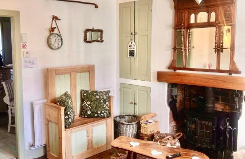 Snitterfield House | 18th Century Cottage with Stunning Farmland Views