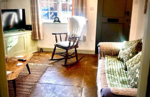 Snitterfield House | 18th Century Cottage with Stunning Farmland Views