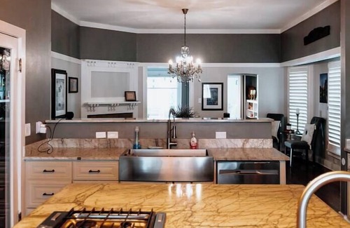 Midtown House | 1905 Home w/Modern Touches | Near Pearl & DT | 4 King Beds | Splash Pool