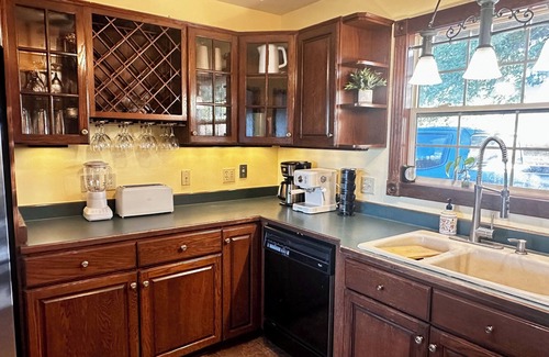 Medford Cottage | 1960's Farmhouse- VIEWS! - Gated-Wineries-Rogue X