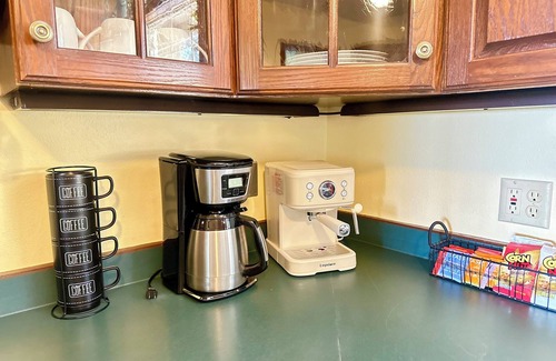 Medford Cottage | 1960's Farmhouse- VIEWS! - Gated-Wineries-Rogue X