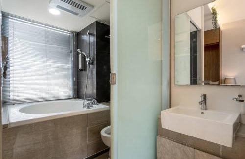Xinyi Apartment | 1B1b Cinema, Kitchen, Bathtub, Desk, 1.5min to MRT 1房1衛 家庭戲院、廚房、浴缸、書桌,1.5分到市府捷運