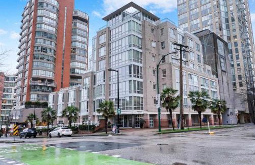 Downtown Vancouver Apartment | 1BD+Den condo, with free parking in Downtown!