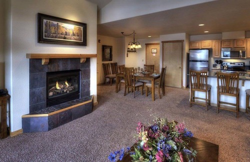 Four O'Clock Resort | 1BD Grand Timber Ski-in/Ski-Out Snowflake Lift. Garage. Shuttle. Spa Tub.