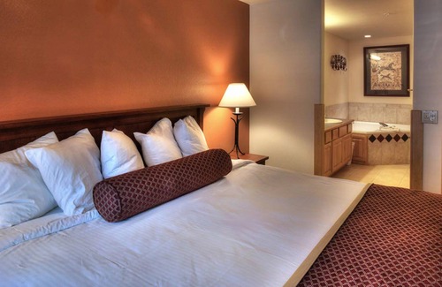 Four O'Clock Resort | 1BD Grand Timber Ski-in/Ski-Out Snowflake Lift. Garage. Shuttle. Spa Tub.