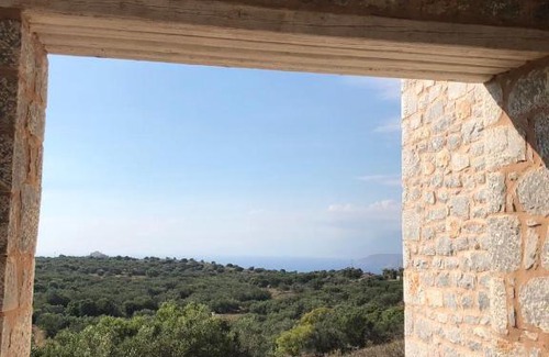 Pagkia House | 1BDR Loft in Stone Tower, majestic view in Mani