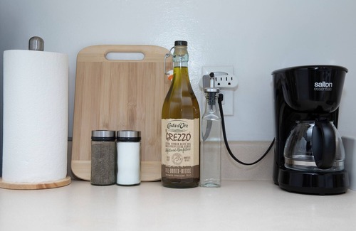 Midtown Toronto Apartment | 1bed in the heart of Toronto , Yorkville & Uft/Netflix/Disney+