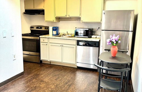 South Central Houston Apartment | 1Bedroom Studio NRG MDA Med UH Zoo DT Galleria KgBD Pool WiFi 4KTV