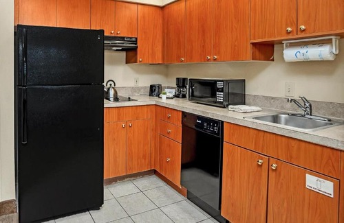 Florida Central Atlantic Coast Apartment | 1BR 2 Queens Hotel-Apt with Pool, Hot Tub & Arcade, near Disney & Universal!