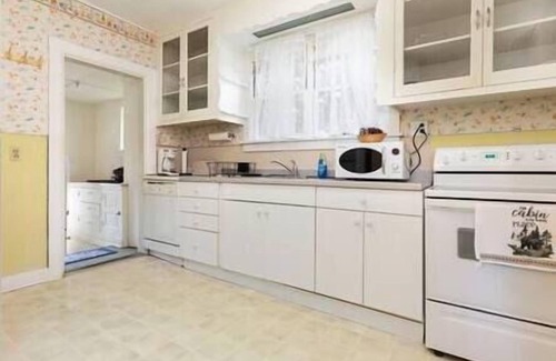 DeKalb Apartment | 1BR+Office Apt Near NIU & Downtown Dekalb