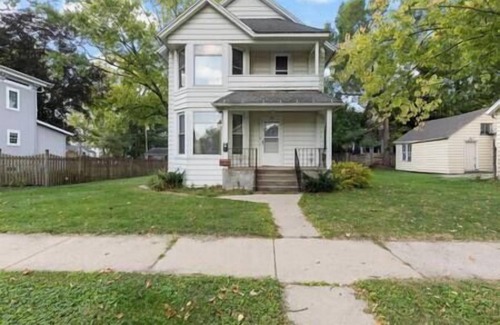 DeKalb Apartment | 1BR+Office Apt Near NIU & Downtown Dekalb