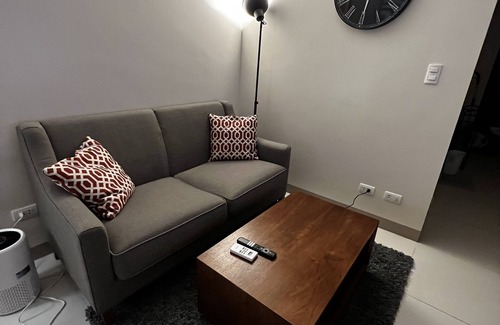 South Cembo Apartment | 1BR Uptown BGC condo across Uptown Mall. near St Lukes Hospital