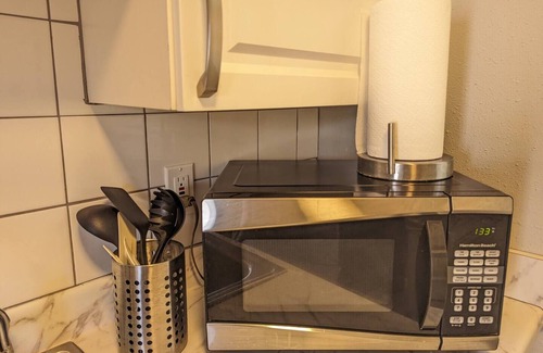 Disston Heights Apartment | 2/1 Upstairs Apt - 15 min from beach or downtown!