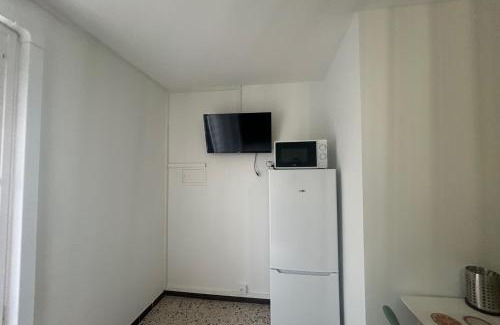 Frontignan Apartment | 2 air-conditioned rooms in villa by the sea