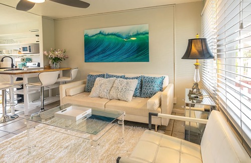 Wailua Condo | 2 Bd 1.5 BA Air-conditioned Steps to paved,oceanfront path. Oceanside, end unit