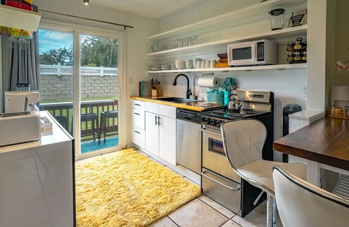 Wailua Condo | 2 Bd 1.5 BA Air-conditioned Steps to paved,oceanfront path. Oceanside, end unit