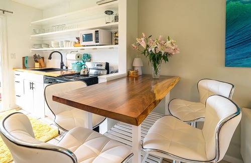 Wailua Condo | 2 Bd 1.5 BA Air-conditioned Steps to paved,oceanfront path. Oceanside, end unit