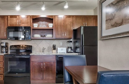 The Point Resort | 2 bdrm Club Wyndham Long Wharf;10 min walk to Newport Boat Show; parking incl.