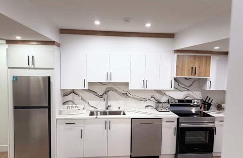 Beaumont Apartment | 2 Bdrm Suite|TV| Wifi|Newly Built| 20 mins Airport