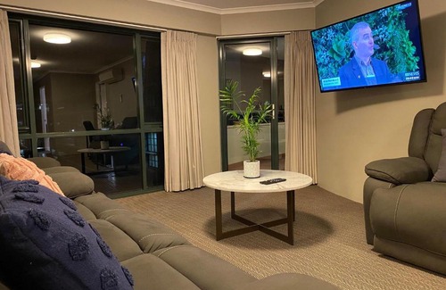 Canberra City Centre Apartment | 2 Bed 2 Bath Apartment in Braddon, Canberra - Pool, Gym and Free Parking
