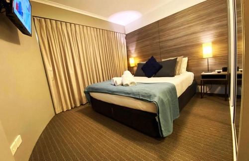 Canberra City Centre Apartment | 2 Bed 2 Bath Apartment in Braddon, Canberra - Pool, Gym and Free Parking