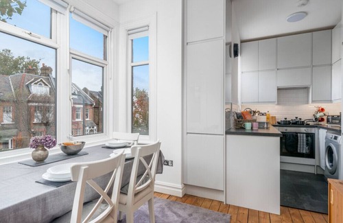 Kilburn Apartment | 2 Bed, 2 Bath WFH flat nr Hampstead/20mins to city