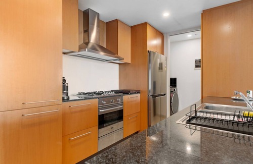 Port Melbourne Apartment | 2-Bed, 500m From The Beach with Pool, Gym & Sauna