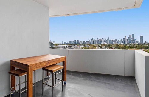 Port Melbourne Apartment | 2-Bed, 500m From The Beach with Pool, Gym & Sauna