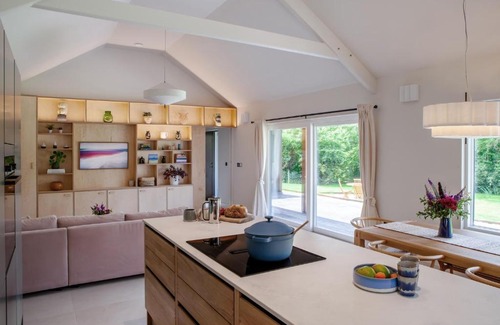 Ashburton House | 2-Bed Eco Friendly Home Sleeps 4 with Parking