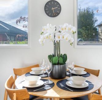 Riccarton Apartment | 2 bed Escape, Heart of Riccarton w/carpark