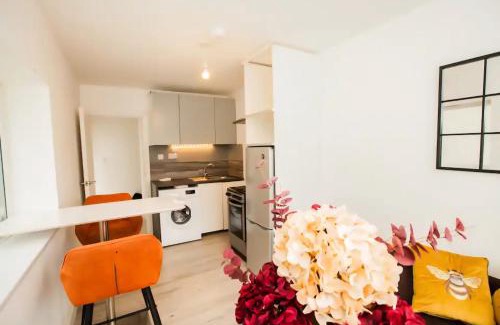 Coombe Hill Apartment | 2 Bed Kingston Vale