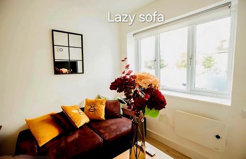 Coombe Hill Apartment | 2 Bed Kingston Vale