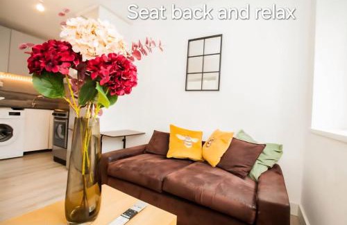 Coombe Hill Apartment | 2 Bed Kingston Vale