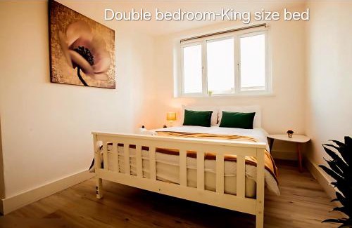 Coombe Hill Apartment | 2 Bed Kingston Vale